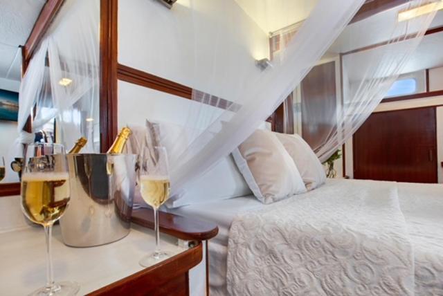 Charming Boat In Barcelona - Perfect Getaway Hotel Sant Adria de Besos Exterior photo