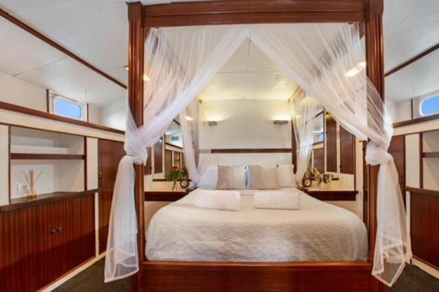 Charming Boat In Barcelona - Perfect Getaway Hotel Sant Adria de Besos Exterior photo